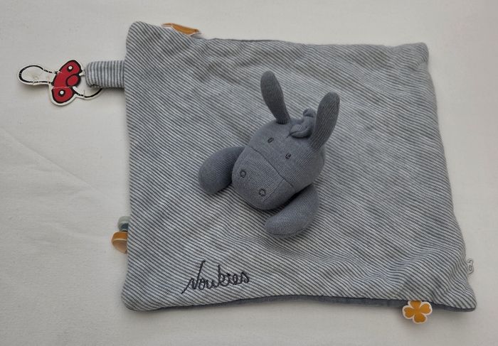 Doudou âne Paco carre plat bio bleu gris rayé - Noukies