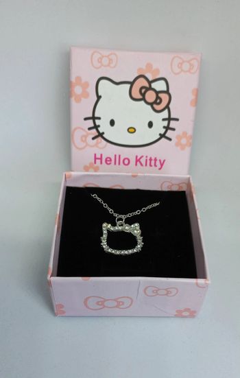 Collier fantaisie hello kitty dans sa boite coffret
