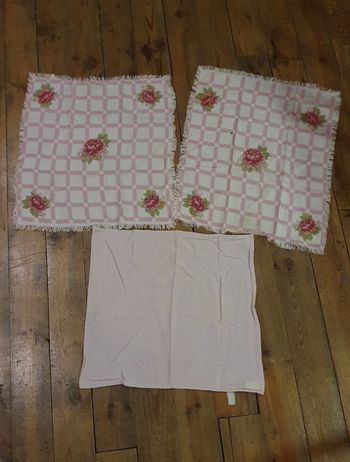 Chutes de grands mouchoirs roses pour la couture