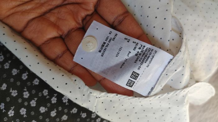 Chemise sans manche à pois noir sur fond blanc noué à la taille - photo numéro 12