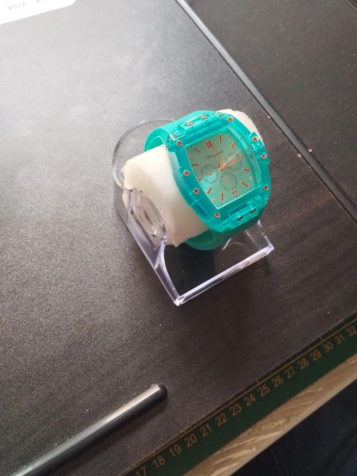 Montre femme neuve avec boîte - photo numéro 3
