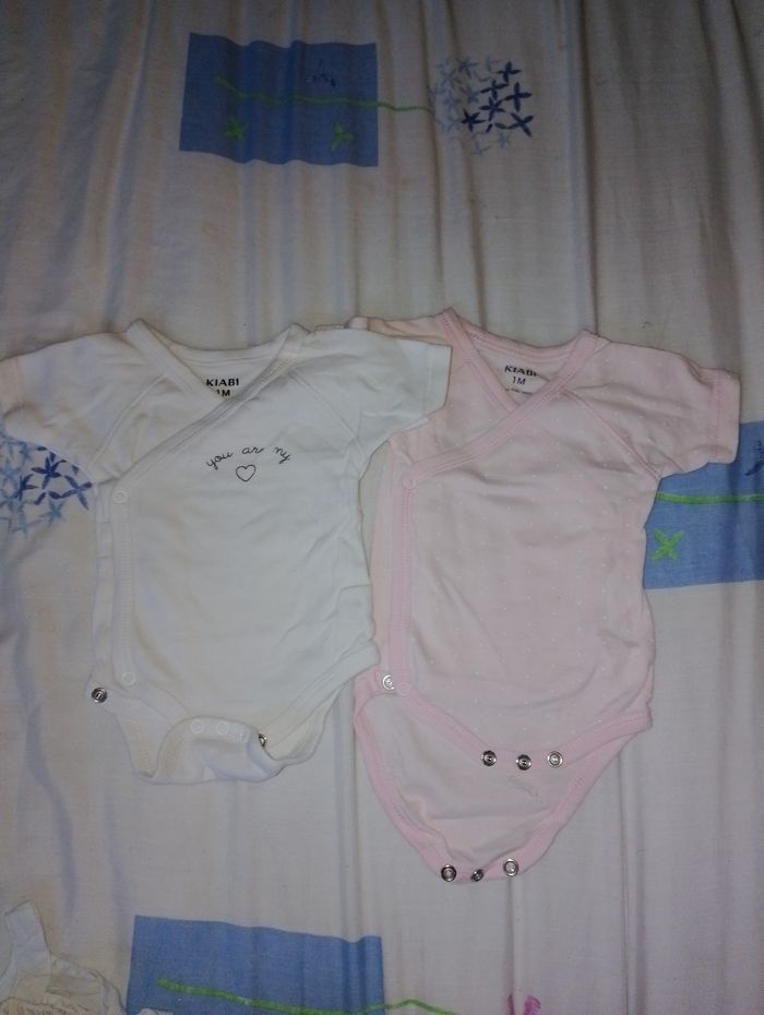 Lot de 2 body Kiabi 1 mois comme neuf