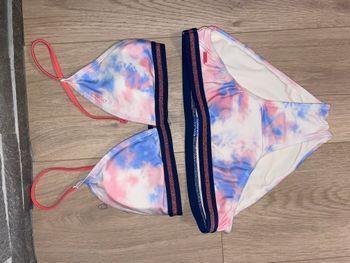 Pull de la marque H&M. Taille 16 ans / 176cm Vert lurex pailleté avec petit nœud au niveau du col Lo