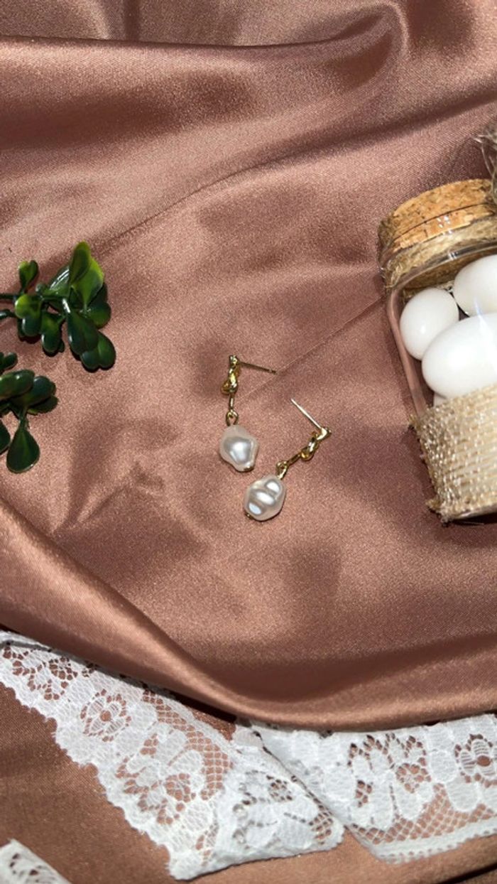 Boucles d’oreilles avec perles blanches design déformé - photo numéro 3