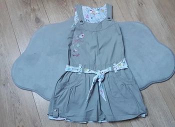 Robe grise avec ceinture assortie "shiny" gémo 6 ans en très bon état