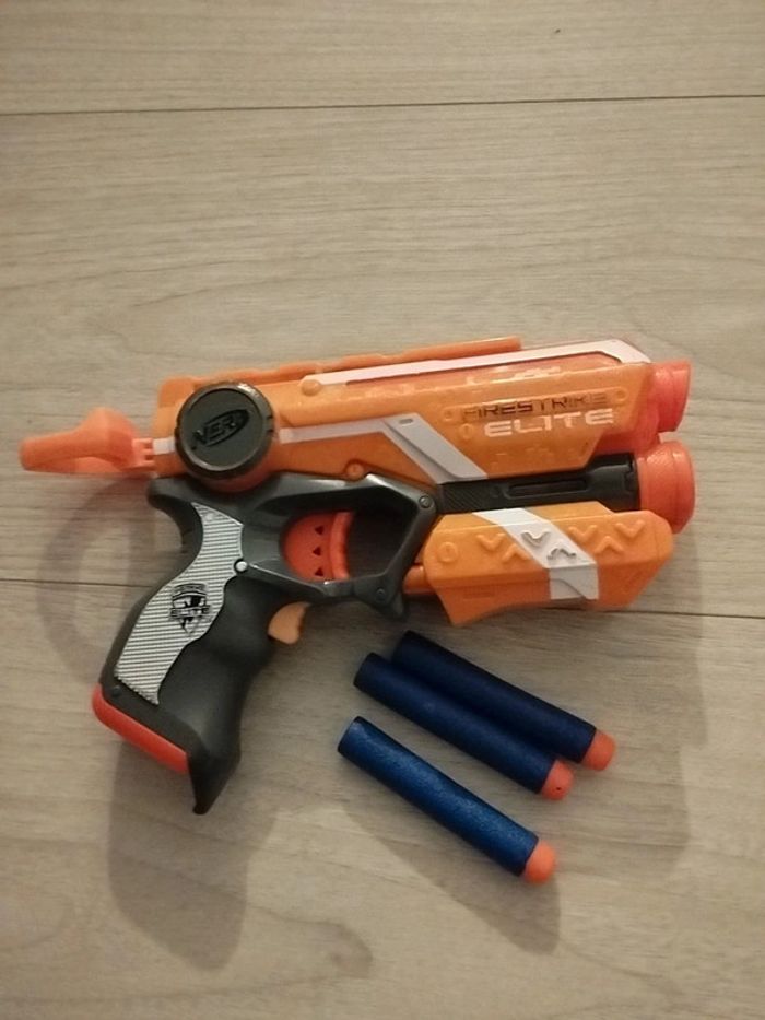 Pistolet nerf firestrike élite avec 3 fléchettes