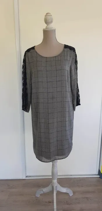 Robe à carreaux avec dentelle sur les manches