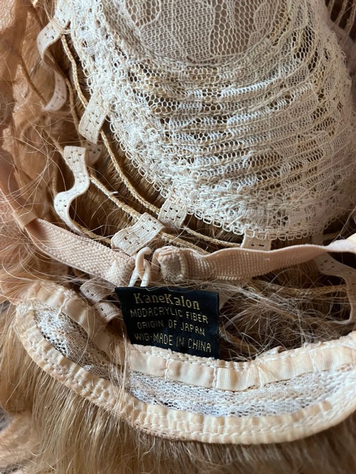 Perruque blonde courte en fibre Kanekalon – effet naturel/ belle couleur - photo numéro 7