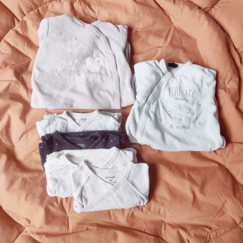 Lot pyjamas et bodies hiver fille taille 3 mois