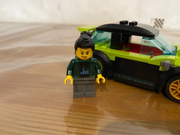 Voiture de course Lego couleur vert lime, noir et doré. Avec sa pilote - photo numéro 5