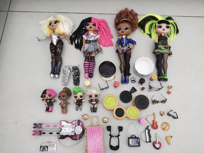 Lot poupées LOL OMG thème musique et accessoires