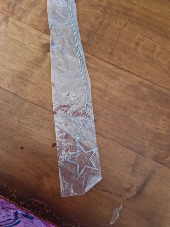 Collier long avec étoile neuf sous blister