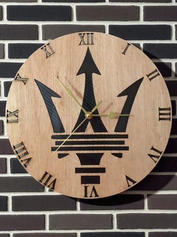 Horloge Maserati en bois neuve