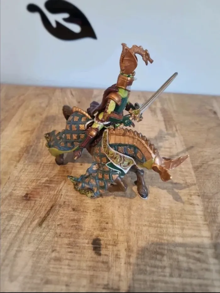 Figurine - Chevalier et cheval - Maître Des Armes - Cimier Dragon - Papo