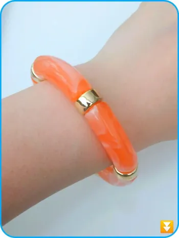 Bracelet tubes en résine orange et doré tendance coloré été