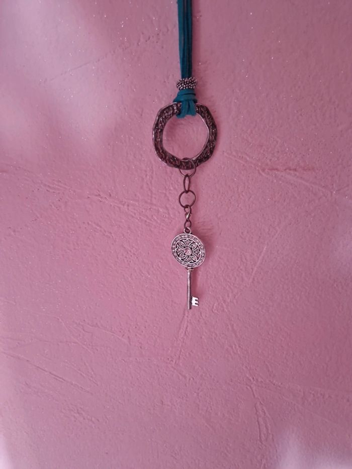 Collier avec pendentif clef - photo numéro 3
