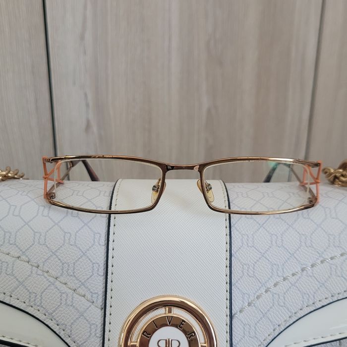 Monture de lunette Vintage, femme, forme rectangulaire, pas tres haute. Marque  LevelMonture de lunette Vintage, femme, forme rectangulaire, pas tres haute. Marque  Emporio Armani