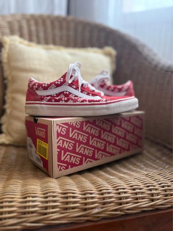 Vans Old Skool - rouge/blanc à motif - daim/cuir - en très bon état - pointure 36