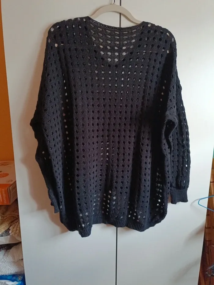 Pulls maille à trous noir ou blanc col V - photo numéro 3