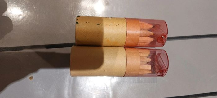 Boîtes à crayons de couleurs avec taille crayon inclus - photo numéro 3