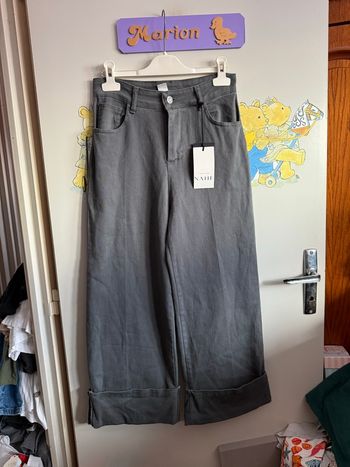 Pantalon/jean gris large dans le bas à revers, taille S, marque Naiif Collection