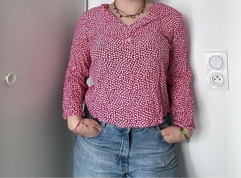 Blouse rouge à fleurs – Taille M Col V | Boutons blancs | Tissu léger et fluide
