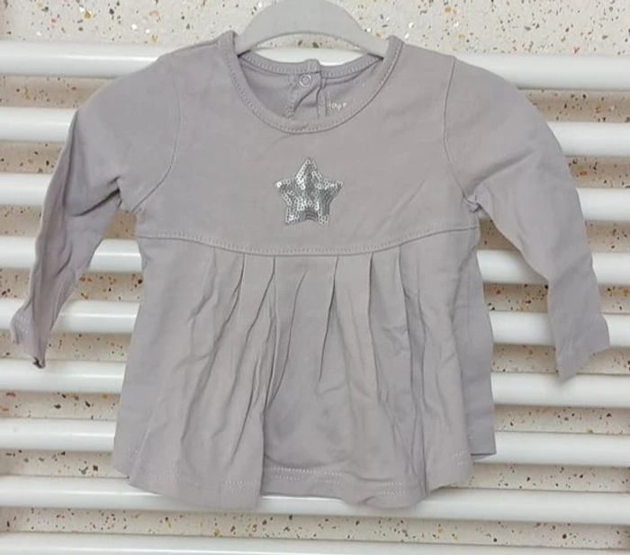 Tee shirt manche longue gris motif étoile paillette Tape à l'oeil Taille 6 mois - photo numéro 2