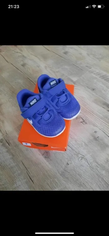 Baskets Nike bleue très bon état avec carton