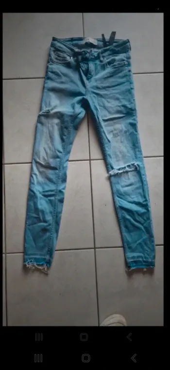 Jeans troues zara taille 36 très bon état