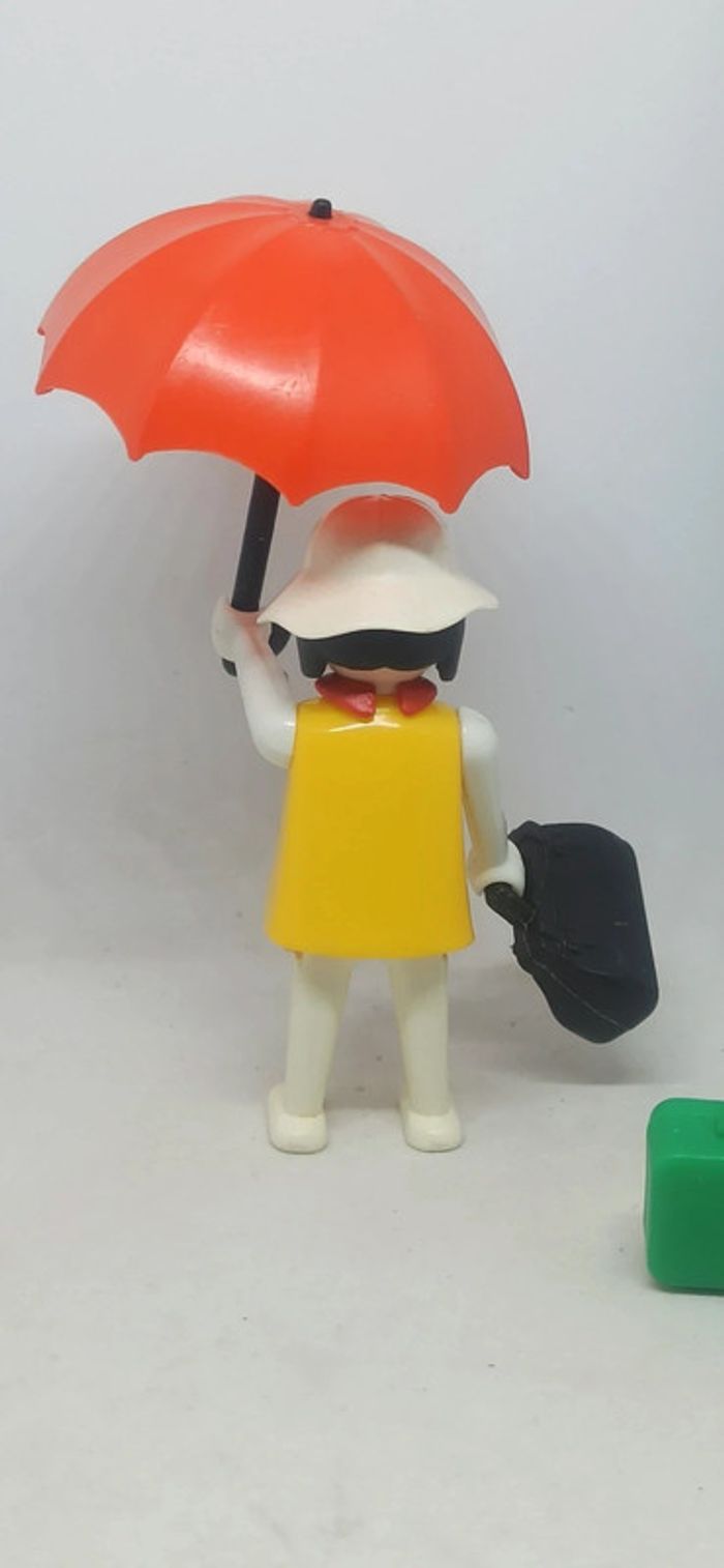 Femme voyageuse avec parapluie et valises vintage playmobil - photo numéro 3