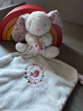 Doudou Lapin blanc mouchoir fleurs oiseau rose Pommette