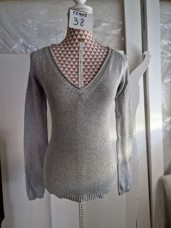 Pull,gris,en acrylique, en très très bon état,longueur 63cm,marque Zara =4€