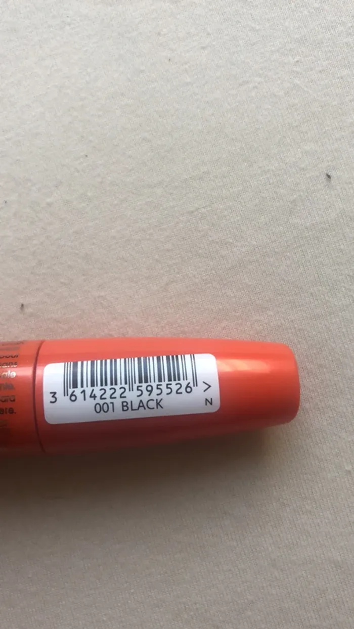 Mascara noir extrême volume et facile à l enlever - photo numéro 5