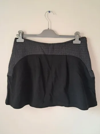 Jupe courte noire avec détails texturés élégants
