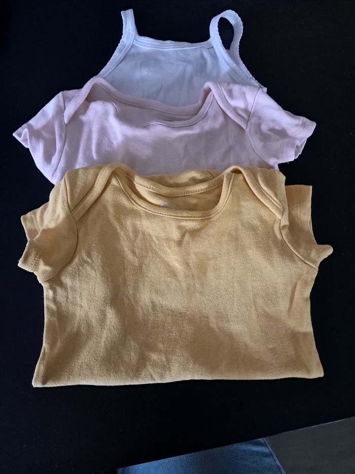 Lot de 3 bodies manches courtes et bretelles fines 12 mois