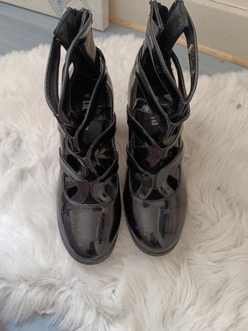 Bottines ajourées t 40, noir brillante