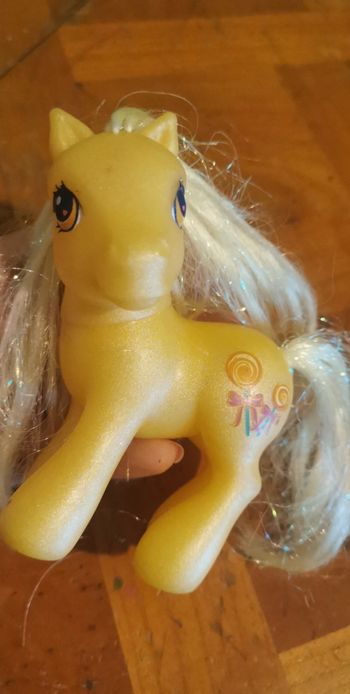 Petit poney jaune sucettes