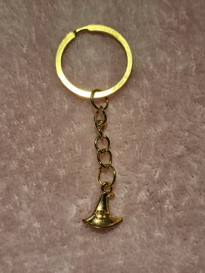 Porte-clés chapeau de sorcière doré – Magie dans ta poche 🔮