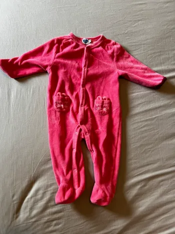 🌺 Pyjama bébé velours rouge – Poches chat brodées – Pressions devant