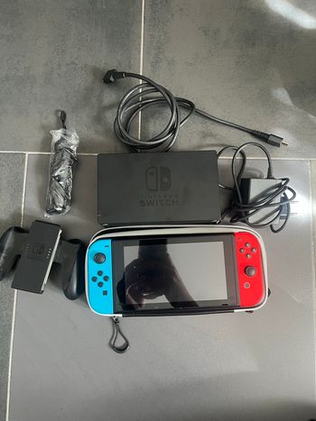 Pack complet console Nintendo switch avec mario kart 8 dedans + chargeur d’origine + socle + joycon + cable hdmi