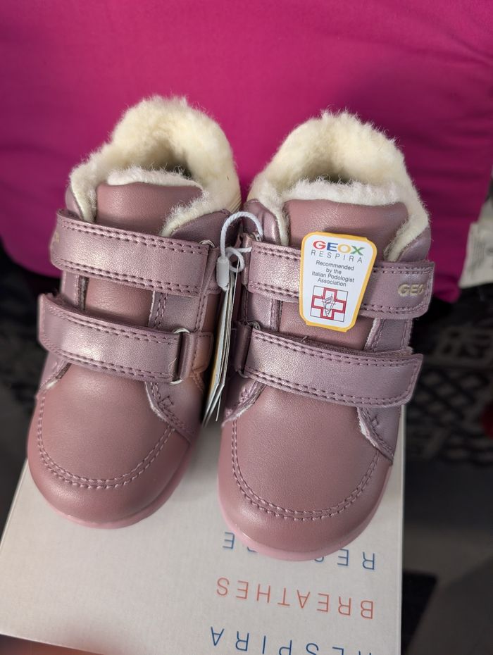 Chaussures fille. Taille 24. Chaudes, conseillé par les podologues. Neuf. Geox