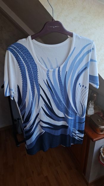 T-shirt avec nuances de bleu et petites perles
