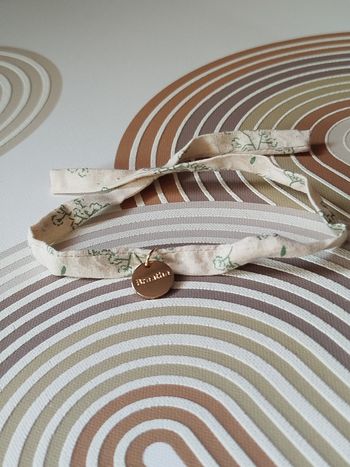 My little Box bracelet en tissu avec médaillon