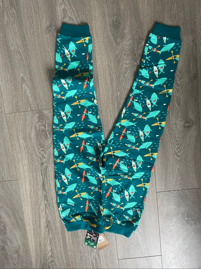 Pantalon Printed Snug Joggers modèle Above and Below de la marque Frugi taille 9/10 ans Neuf Neuf étiqueté