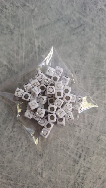 Perles blanches carrées symboles argentés