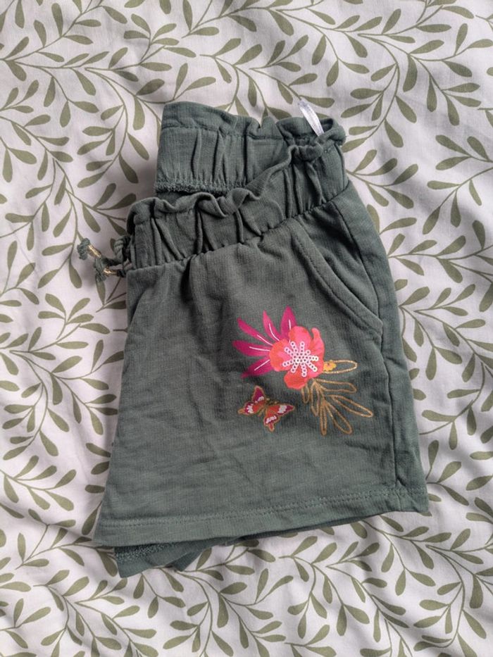 Short vert kaki à fleurs - photo numéro 2