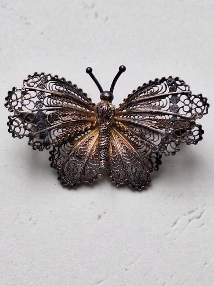 Broche en argent filigrané en forme de papillon