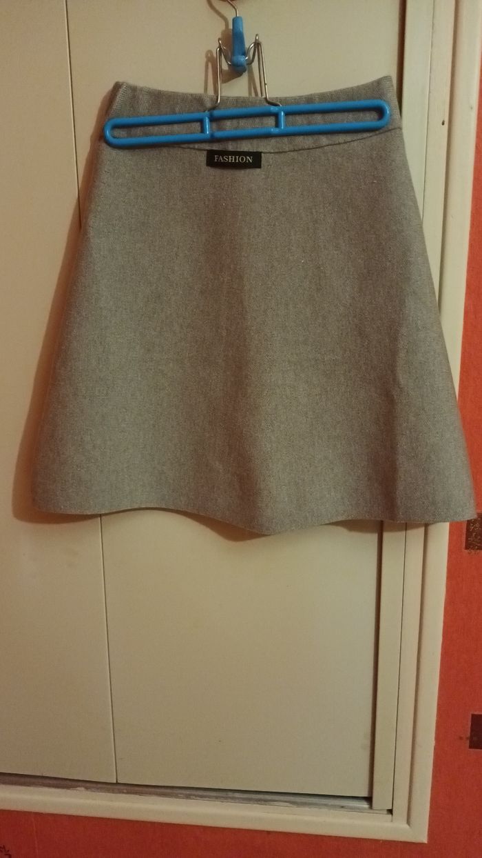 Jupe courte gris clair - photo numéro 3