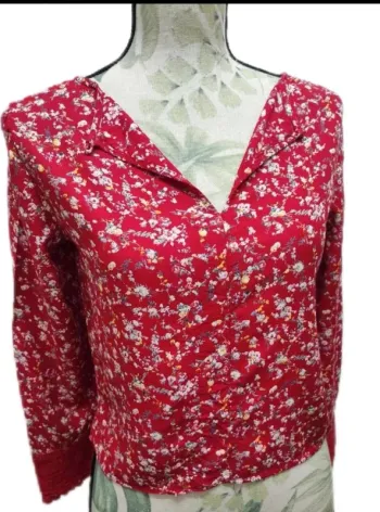 Blouse  fleuri  rouge manches  longues  dentelle
