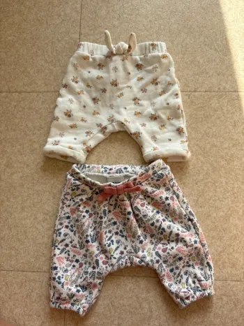 Lot de 2 pantalon 1 mois en très bon état